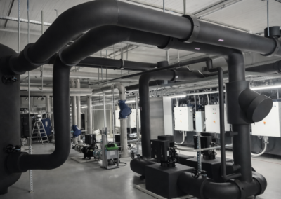 Großdimensionierte, gedämmte Hauptleitungen in einer gewerblichen Anlage.